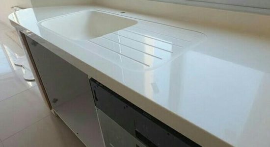 Кухни на заказ с каменной столешницей