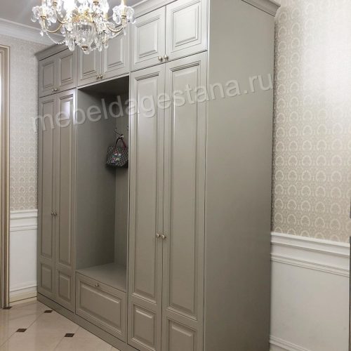 Прихожая классика в сером цвете