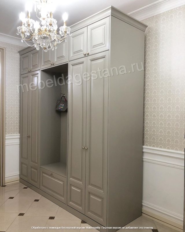 Прихожая классика в сером цвете